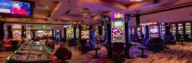 Bức ảnh đặc trưng của game thủ đang chơi thể thao điện tử và casino trực tuyến trên di động